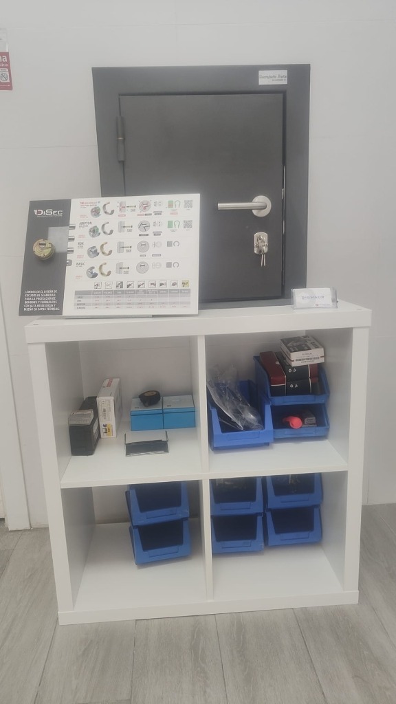 Expositor de cerraduras de seguridad DiSec y escudos magnéticos en tienda de cerrajería Alicante
