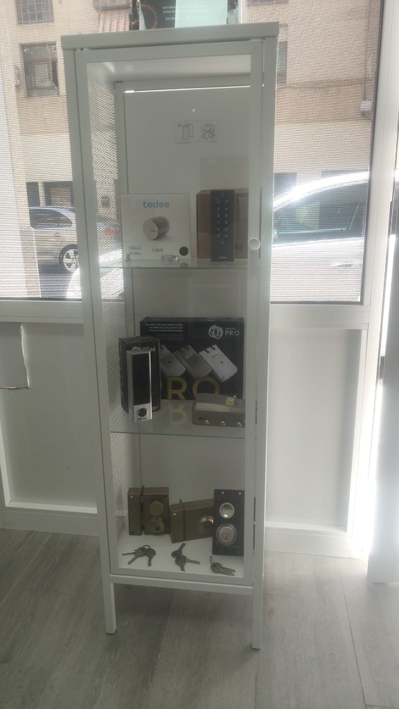 Vitrina de cerraduras inteligentes Tedee y cerrojos de seguridad en cerrajería de Alicante